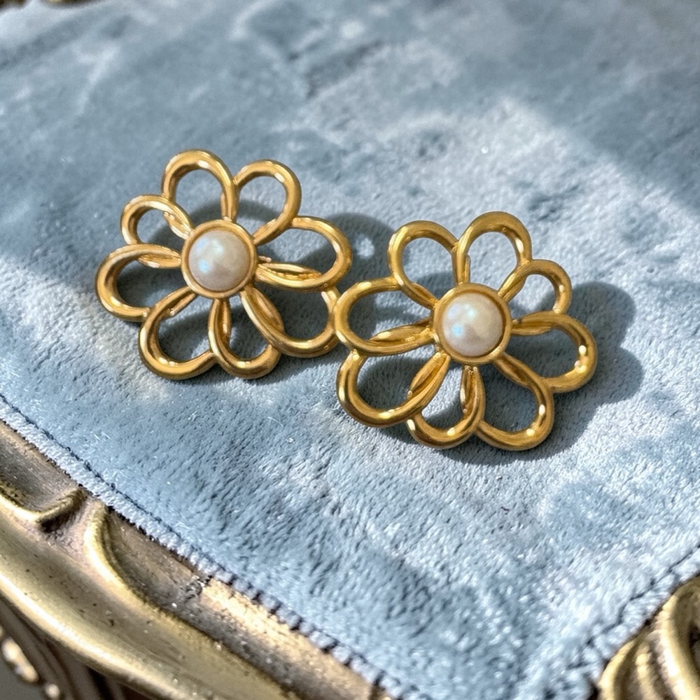 Vintage Style Gold Tone Avon Daisy Bouquet Flower Clip On Earrings
